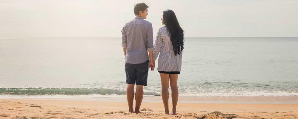 Casal feliz após trabalho espiritual de amarração bem-sucedida.