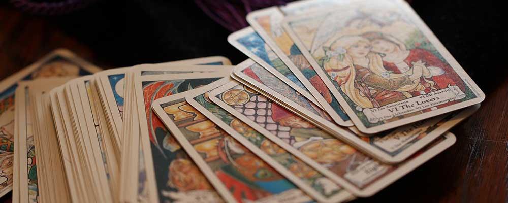 Cartas de Tarot representando a prática da Leitura de Cartas.