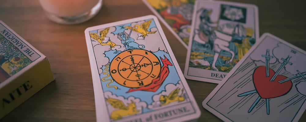 Cartas de tarot revelando orientações espirituais