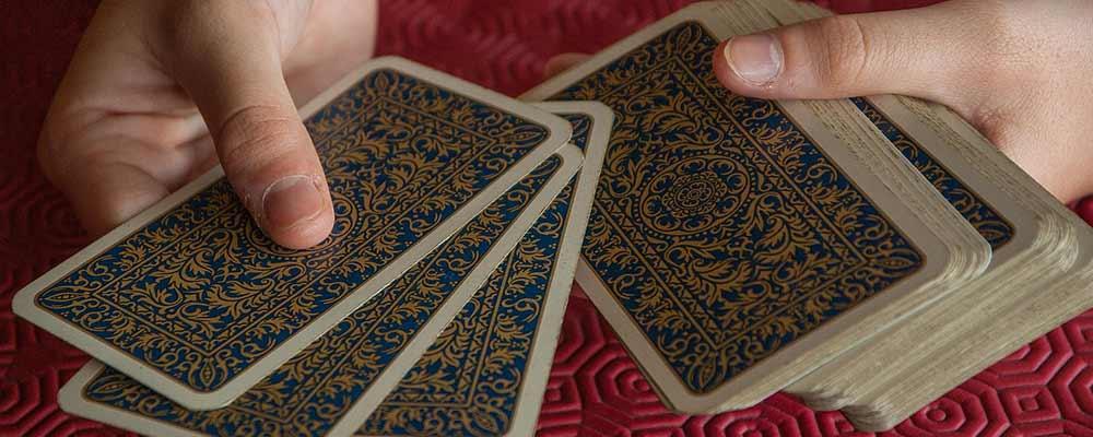 Mesa de tarot iluminada, representando a busca por respostas no amor.