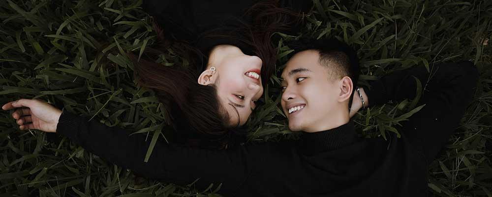 Casal feliz após a realização do ritual de União Poderosa.
