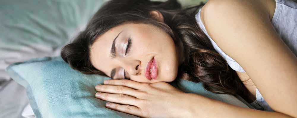 Interpretação espiritual de sonhar com ex amor e suas mensagens ocultas.