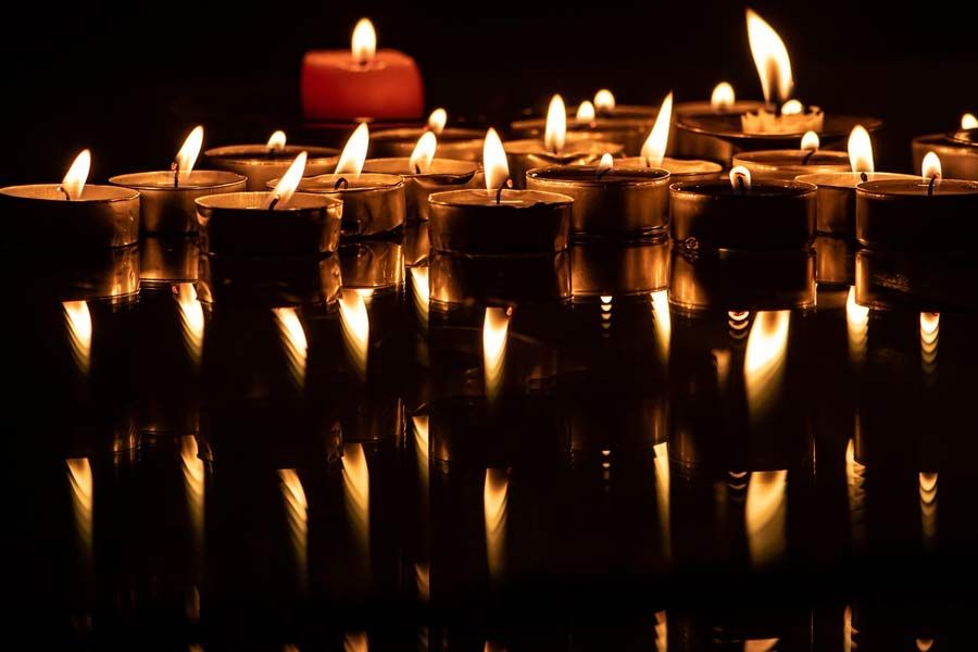 Ritual com velas e elementos espirituais